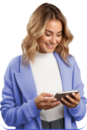 mulher negra com cabelo cacheado e o celular na mão