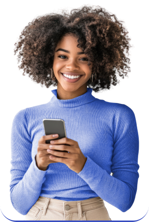mulher negra com cabelo cacheado e o celular na mão