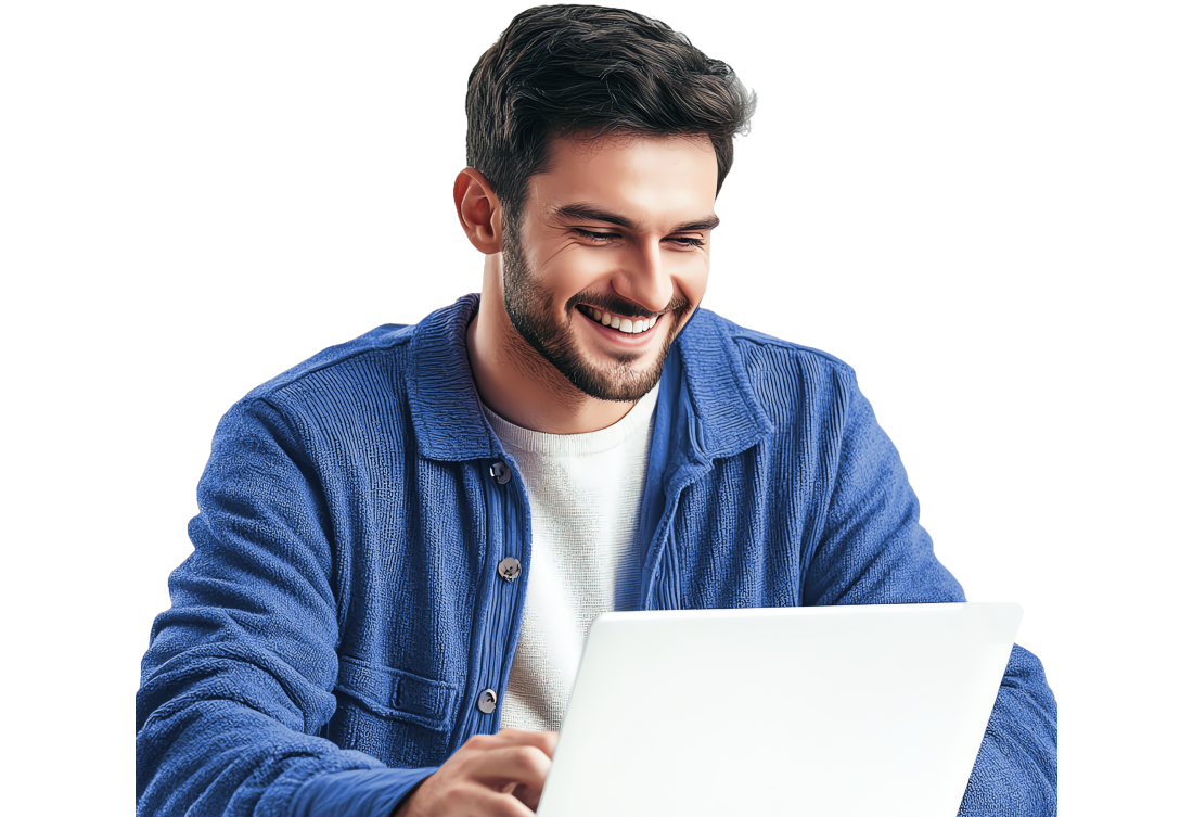 homem sorridente no computador